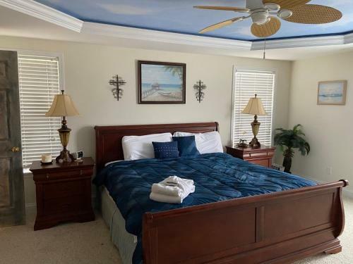 Lake Views / Private Boat Launch And Dock