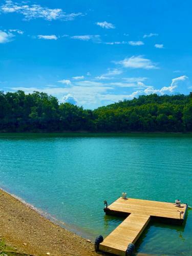 Lake Views / Private Boat Launch And Dock