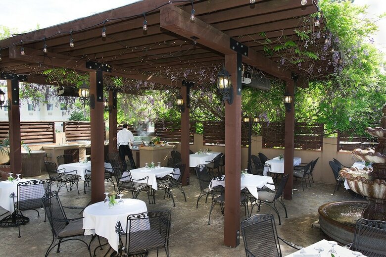 Hotel Rogue Regency Inn & Suites