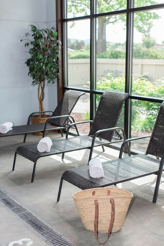 Hotel Rogue Regency Inn & Suites
