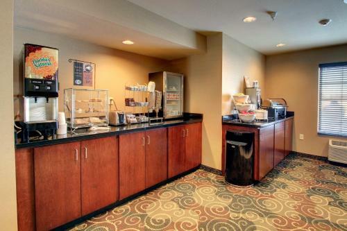 Hotel Cobblestone Inn & Suites Harvey
