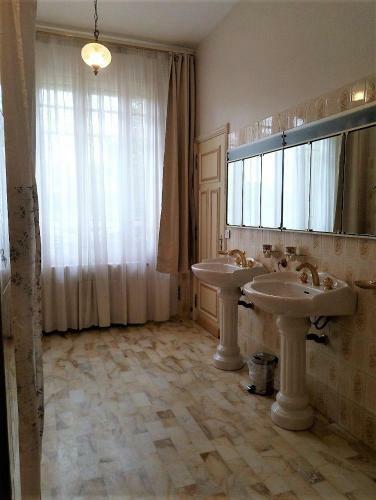 Hostal Maison Lalong�re