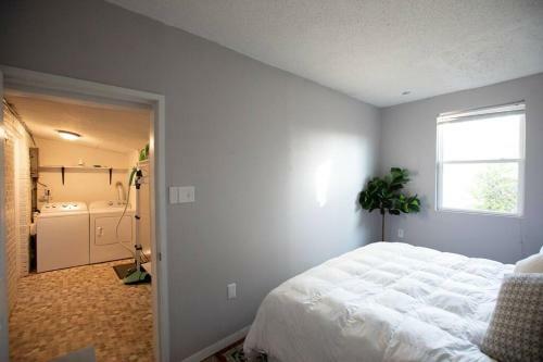 Cozy Mid-century Cottage King Bed 3bed 1bath