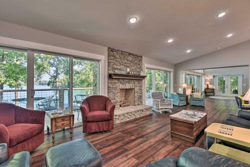 Renovated Lakeside Home With Private Boat Dock!
