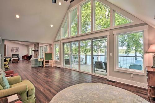 Renovated Lakeside Home With Private Boat Dock!
