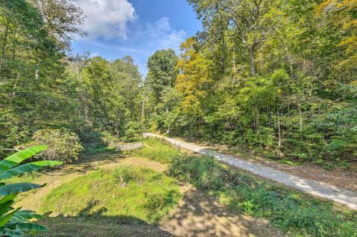 Modern Pet-friendly Home 22 Mi To Nashville!