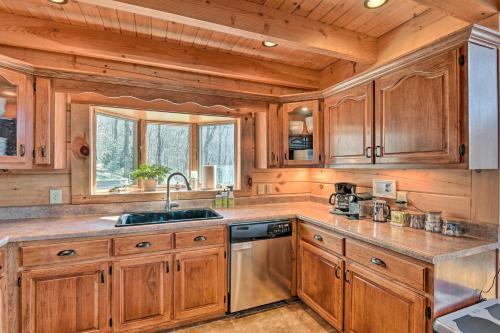 Center Hill Lake Cabin With Wraparound Deck!