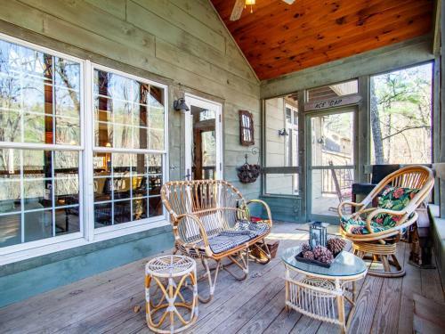 Laurel Valley Retreat - Pool Table And Fireplace