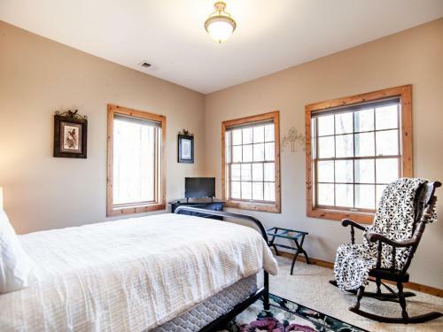 Laurel Valley Retreat - Pool Table And Fireplace