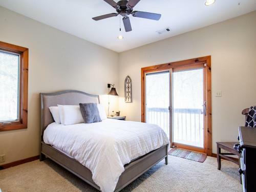 Laurel Valley Retreat - Pool Table And Fireplace