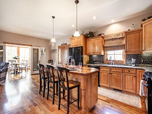 Laurel Valley Retreat - Pool Table And Fireplace