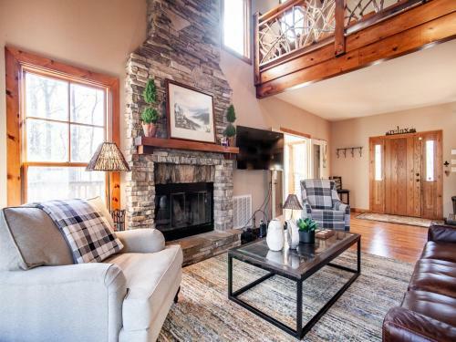 Laurel Valley Retreat - Pool Table And Fireplace