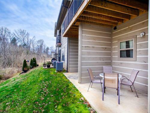 Classy Cades Cove Condo With Community Pool
