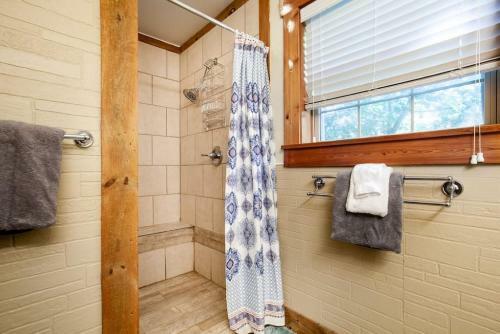 Laurel Valley Charmer With Grill And Golf Course Access