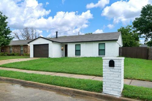 Farmhouse Style Home Centrally Located In Allen Tx