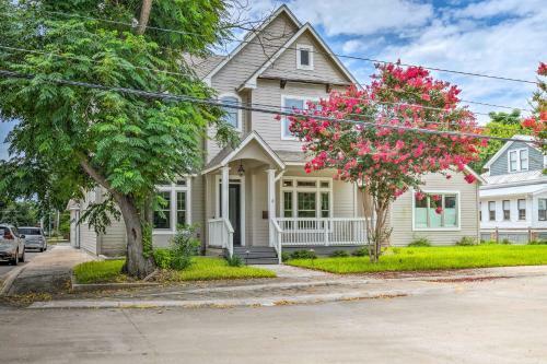 Stunning Farmhouse In Historic Dtwn Bastrop!