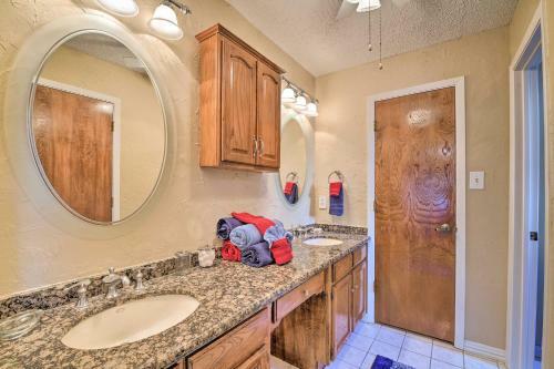 Bedford Digs With Private Pool And Rec Room!