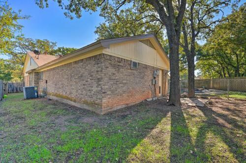 Bedford Digs With Private Pool And Rec Room!