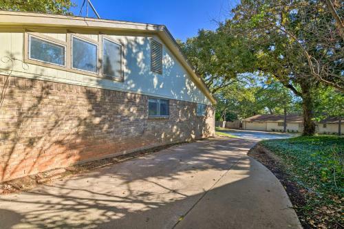 Bedford Digs With Private Pool And Rec Room!