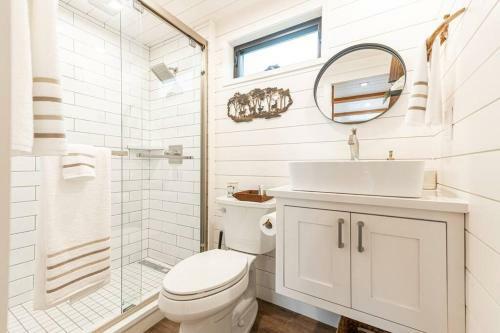 Deer Creek Tiny Container Home-12 Min To Magnolia