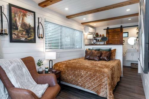Deer Creek Tiny Container Home-12 Min To Magnolia