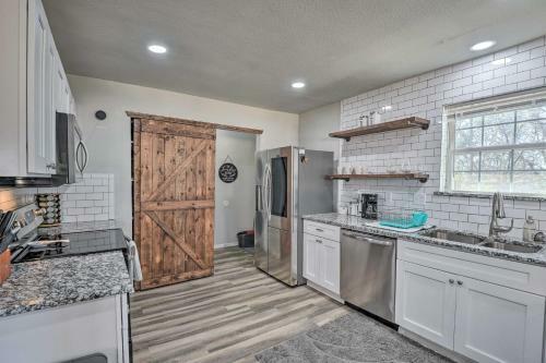 Modern Arlington Getaway Fenced Yard And Pool!