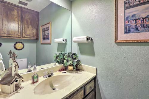Spacious Home With Deck About 2 Mi To Lake Arlington!