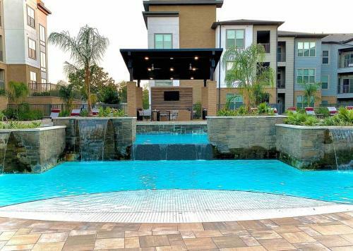 Immaculate Apartment W/king Bed &resort Style Pool