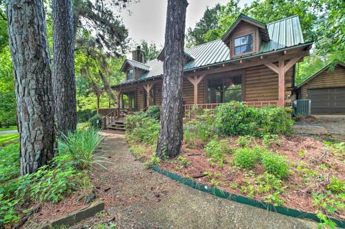 Woodsy Abode With Covered Deck And Lake Access!
