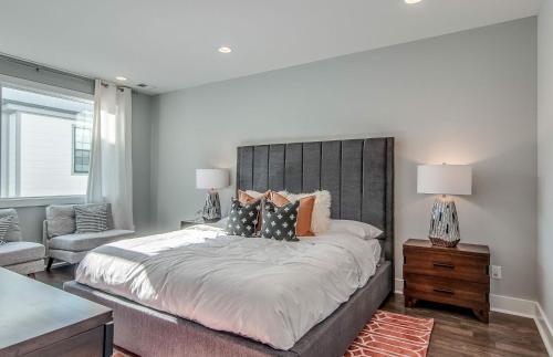 4 Connecting Condos - Sleeps 38 - Firepits - Garages - Rooftops Decks - Great Views - Security