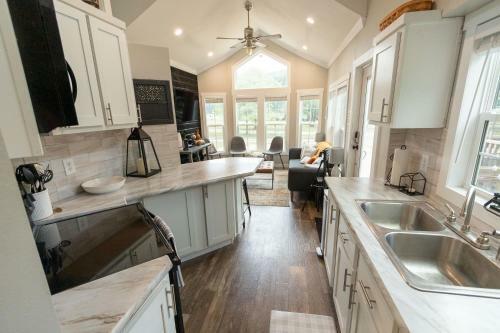 Guadalupe River - Tiny House - Float, Fish, Kayak!