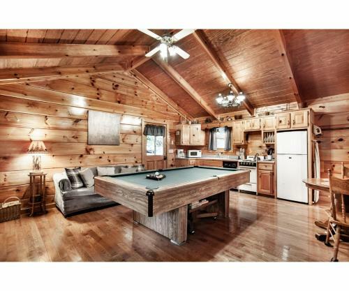 Peekaboo With Hot Tub, Pool Table, And Jacuzzi