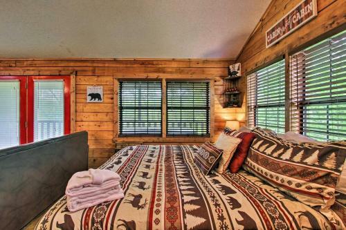 River Rush- Cozy Riverfront Cabin 5 Mi To Pigeon Forge