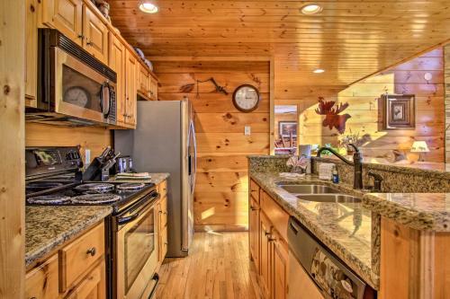 Apartamento Cabin With Breathtaking Views, Pool Access And Theater