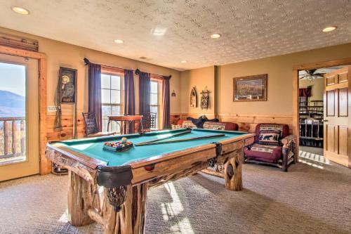 Apartamento Cabin With Breathtaking Views, Pool Access And Theater