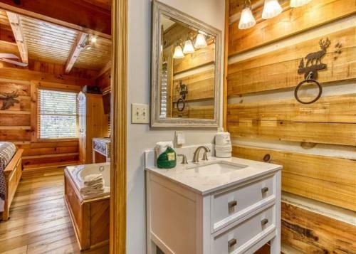 A Smokin View #1844 By Aunt Bug's Cabin Rentals