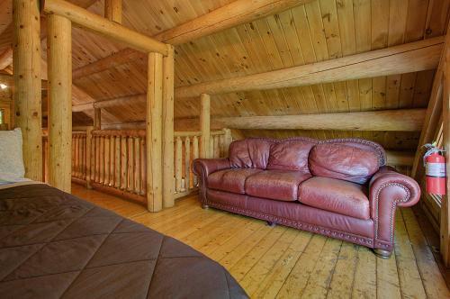 Rustic 4/2 Log Cabin With Lovely Views! Sleeps 8!