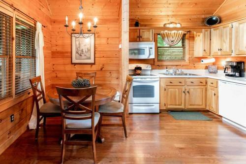 Nice View Fireplace, Hot Tub, Porch Bed, Private