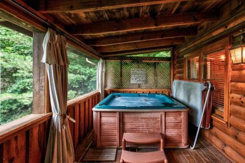 Nice View Fireplace, Hot Tub, Porch Bed, Private