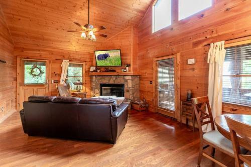 Nice View Fireplace, Hot Tub, Porch Bed, Private