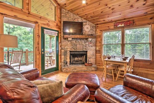 Quiet Creekside Chalet Hot Tub And Pool Table!