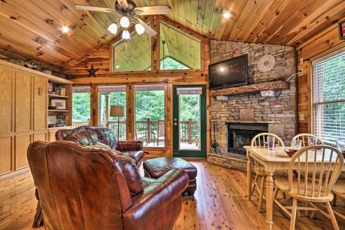 Quiet Creekside Chalet Hot Tub And Pool Table!