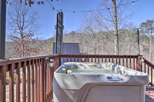 Cozy Home With Fire Pit, 5 Mi To Pigeon Forge