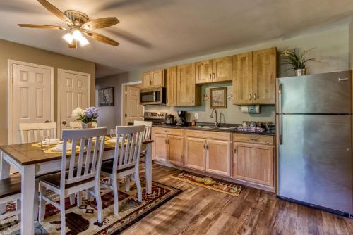 Rustic River Lodge By Honeybearcabins 7br 6ba Sleeps 21