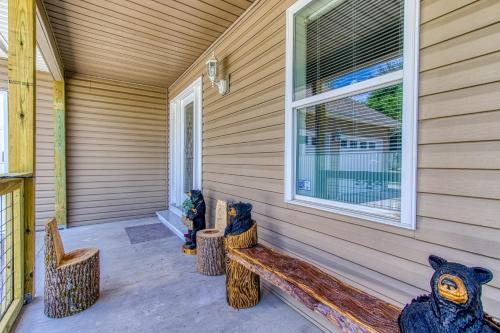 Rustic River Lodge By Honeybearcabins 7br 6ba Sleeps 21