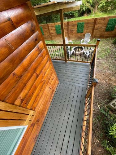 New Tiny Cabin Hot Tub Firepit Fenced Yard