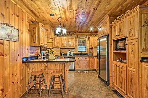 Pristine Riverfront Escape 4 Mi To Dollywood!