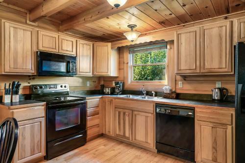Timberwolf Vista W Hottub Pool Resort View