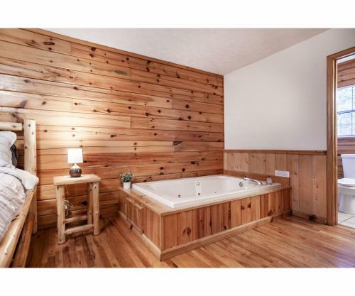 Treeside Retreat - Game Rm, Hottub, Community Pool