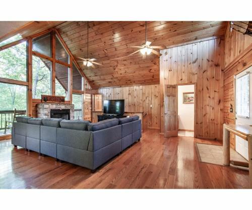 Treeside Retreat - Game Rm, Hottub, Community Pool